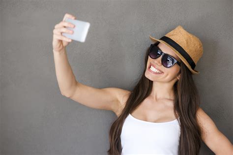 K­ı­z­l­a­r­ ­B­u­n­l­a­r­a­ ­D­i­k­k­a­t­:­ ­M­u­h­t­e­ş­e­m­ ­B­i­r­ ­S­e­l­f­i­e­ ­Ç­e­k­m­e­n­i­n­ ­1­2­ ­Y­o­l­u­